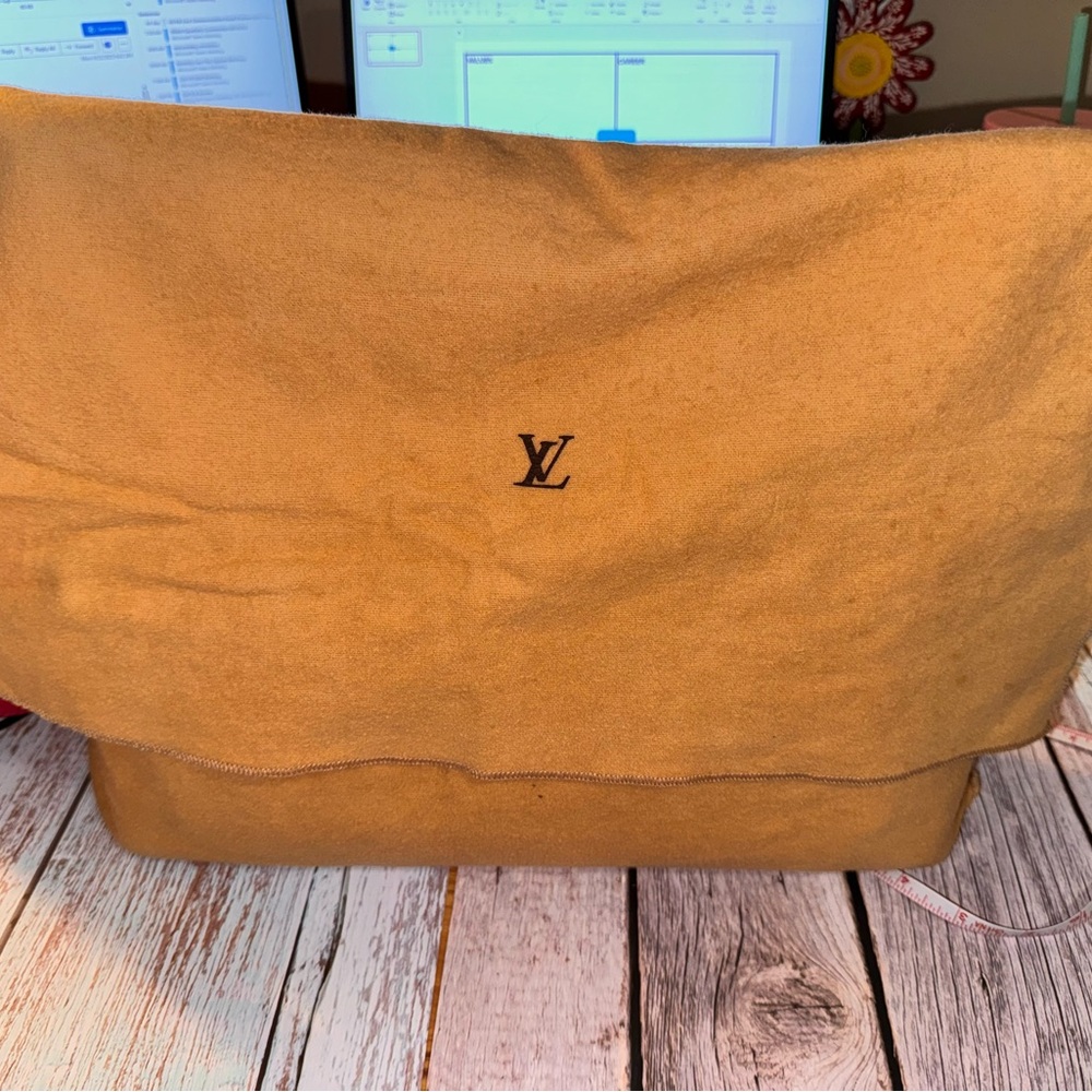 Louis Vuitton (authentic) dust-bag with Monogram 12.5” x 17” fits a large bag - Picture 11 of 11